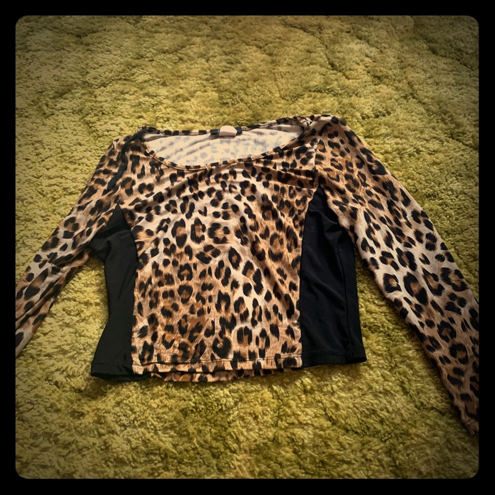 Mid sleeved crop top.